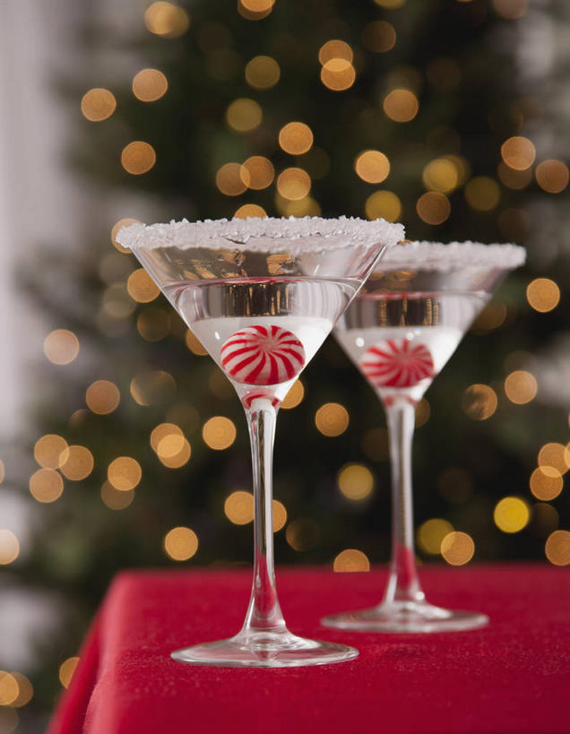 无人,竖图,室内,特写,白天,正面,植物,餐桌,桌子,杯子,照明,圣诞节,阴影,节日,朦胧,模糊,庆祝,光线,布料,彩灯,高脚杯,影子,灯光,食品,糖,糖果,甜点,甜品,圣诞树,酒类,布纹,文化,玻璃制品,灯,酒,桌布,树,树木,食物,饮料,两个,红色,绿色,自然,餐巾,酒杯,灯具,台布,甜食,鸡尾酒,庆典,调酒,花灯,生长,成长,餐台,纪念,照亮,创造,照明设备,薄荷糖,想象,圣诞灯,硬糖,马提尼,马提尼酒,鸡尾酒杯,玻璃杯,餐桌布,彩图