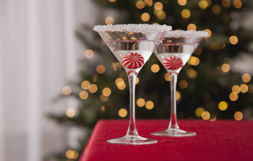 无人,横图,室内,特写,白天,正面,植物,餐桌,桌子,杯子,照明,圣诞节,阴影,节日,朦胧,模糊,庆祝,光线,布料,彩灯,高脚杯,影子,灯光,食品,糖,糖果,甜点,甜品,圣诞树,酒类,布纹,文化,玻璃制品,灯,酒,桌布,树,树木,食物,饮料,两个,红色,绿色,自然,餐巾,酒杯,灯具,台布,甜食,鸡尾酒,庆典,调酒,花灯,生长,成长,餐台,纪念,照亮,创造,照明设备,薄荷糖,想象,圣诞灯,硬糖,马提尼,马提尼酒,鸡尾酒杯,玻璃杯,餐桌布,彩图