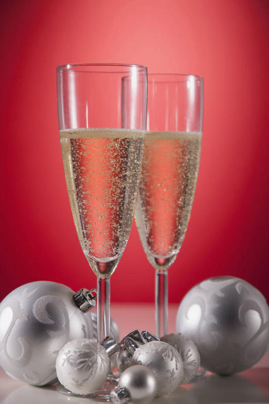 葡萄酒,无人,竖图,室内,特写,白天,正面,奢侈,快乐,纯洁,杯子,圣诞节,阴影,红色背景,节日,庆祝,装饰,反射,高脚杯,挂饰,影子,银色,圣诞球,浪漫,文化,玻璃制品,酒,球,饮料,两个,酒杯,香槟,庆典,球体,诱惑,摄影,信仰,影棚,纪念,华丽,修饰,点缀,高贵,香槟杯,衬托,美观,雅致,雅观,气泡酒,起泡酒,汽酒,玻璃杯,彩图,影棚拍摄,高兴,欢笑,拍摄