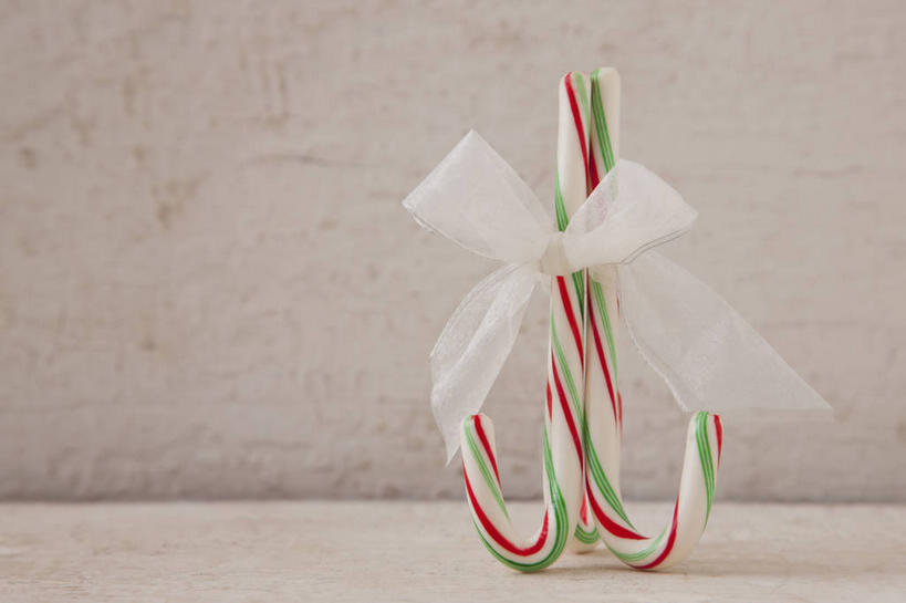 无人,横图,室内,特写,白天,正面,圣诞节,阴影,节日,庆祝,装饰,反射,丝绸,丝带,影子,食品,糖,糖果,甜点,甜品,缎带,文化,绸带,食物,两个,红色,绿色,白色,蝴蝶结,甜食,庆典,摄影,影棚,纪念,华丽,修饰,点缀,硬糖,拐杖糖,衬托,美观,雅致,雅观,彩图,影棚拍摄,拍摄