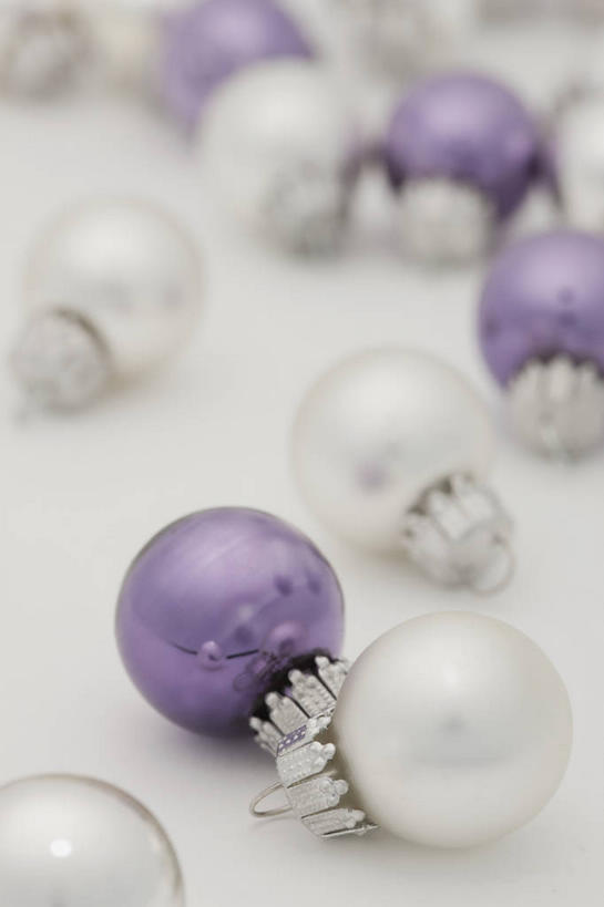 无人,竖图,俯视,室内,特写,白天,白色背景,静物,圣诞节,许多,阴影,节日,朦胧,模糊,庆祝,装饰,反射,挂饰,影子,圣诞球,很多,文化,球,紫色,白色,庆典,球体,摄影,影棚,纪念,华丽,修饰,点缀,衬托,美观,雅致,雅观,彩图,高角度拍摄,影棚拍摄,拍摄