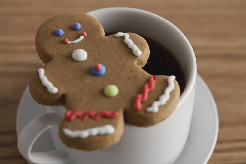 点心,咖啡,无人,横图,俯视,室内,特写,白天,幸福,餐桌,桌子,杯子,餐具,圣诞节,阴影,节日,庆祝,人形,反射,瓷器,碟子,盘,影子,食品,甜点,咖啡杯,陶瓷制品,文化,娱乐,食物,糕点,饮料,一个,盘子,碟,饼干,甜食,零食,庆典,享受,休闲,温馨,放松,乐趣,单个,餐台,纪念,提神,舒适,瓷杯,醒脑,酥饼,姜饼,软饮料,姜饼人,装饰饼干,彩图,高角度拍摄