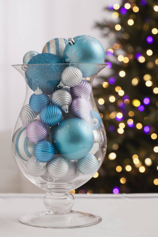 无人,竖图,室内,特写,白天,正面,植物,餐桌,桌子,玻璃,照明,圣诞节,阴影,节日,朦胧,模糊,庆祝,装饰,反射,光线,彩灯,挂饰,壶,影子,灯光,圣诞树,圣诞球,文化,玻璃制品,灯,球,水壶,树,树木,一个,绿色,自然,茶壶,容器,灯具,庆典,球体,花灯,生长,单个,成长,餐台,纪念,华丽,修饰,照亮,点缀,照明设备,圣诞灯,衬托,美观,雅致,雅观,彩图