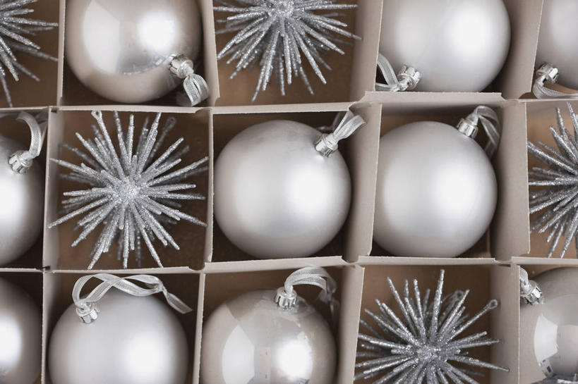 无人,横图,俯视,室内,特写,白天,纯洁,静物,礼盒,礼物,圣诞节,一排,许多,节日,庆祝,整齐,装饰,并列,并排,挂饰,纸盒,银色,圣诞球,很多,文化,盒子,球,排列,白色,包装盒,礼品盒,庆典,球体,摄影,礼品,信仰,影棚,纪念,华丽,修饰,点缀,队列,高贵,平行,衬托,美观,雅致,雅观,彩图,高角度拍摄,影棚拍摄,拍摄