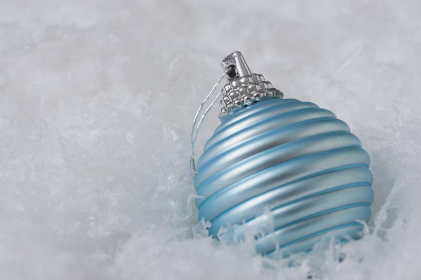 无人,横图,俯视,室内,特写,白天,静物,羽毛,圣诞节,阴影,节日,轻盈,庆祝,柔软,装饰,反射,挂饰,影子,圣诞球,文化,球,一个,蓝色,白色,庆典,球体,单个,纪念,华丽,修饰,点缀,卫生,纯真,轻柔,衬托,美观,雅致,雅观,洁净,光明,恬静,中间色,朴素,清白,彩图,高角度拍摄