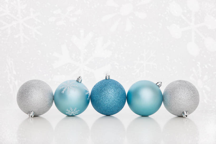 无人,横图,室内,特写,白天,白色背景,正面,静物,圣诞节,五个,一排,许多,阴影,节日,庆祝,整齐,装饰,反射,挂饰,影子,圣诞球,文化,球,排列,蓝色,白色,庆典,球体,摄影,影棚,纪念,华丽,修饰,点缀,队列,衬托,美观,雅致,雅观,彩图,影棚拍摄,拍摄