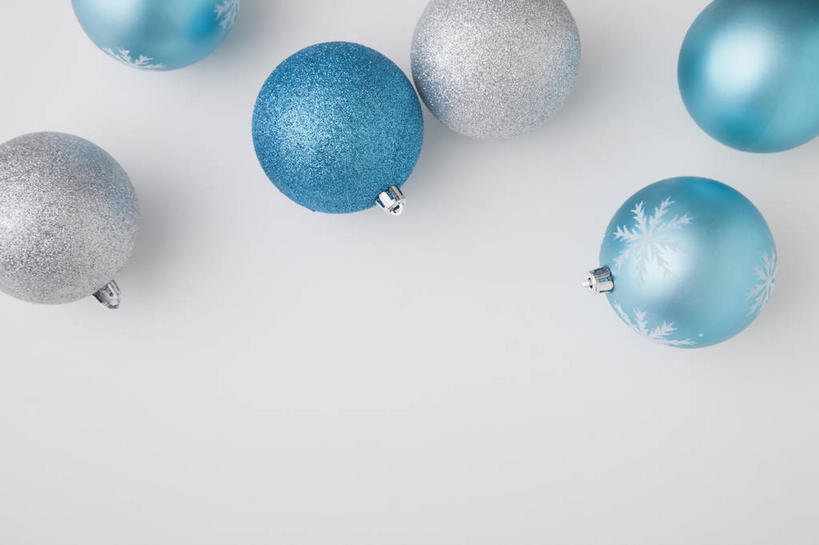 无人,横图,俯视,室内,特写,白天,白色背景,静物,圣诞节,许多,阴影,节日,庆祝,装饰,反射,挂饰,影子,圣诞球,很多,文化,球,蓝色,白色,庆典,球体,摄影,影棚,纪念,华丽,修饰,点缀,衬托,美观,雅致,雅观,彩图,高角度拍摄,影棚拍摄,拍摄