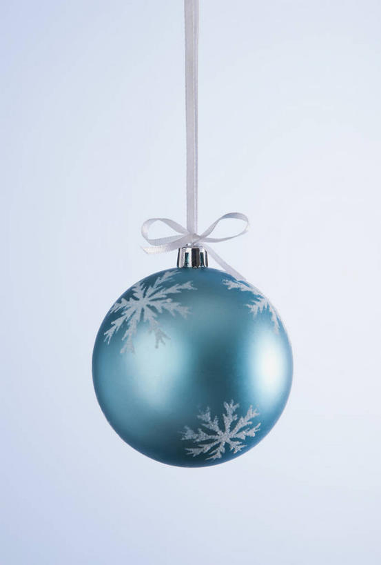 无人,竖图,室内,特写,白天,正面,静物,圣诞节,吊挂,悬挂,蓝色背景,节日,庆祝,装饰,挂饰,圣诞球,挂,文化,球,一个,蓝色,庆典,球体,摄影,影棚,单个,纪念,华丽,修饰,点缀,衬托,美观,雅致,雅观,彩图,影棚拍摄,拍摄