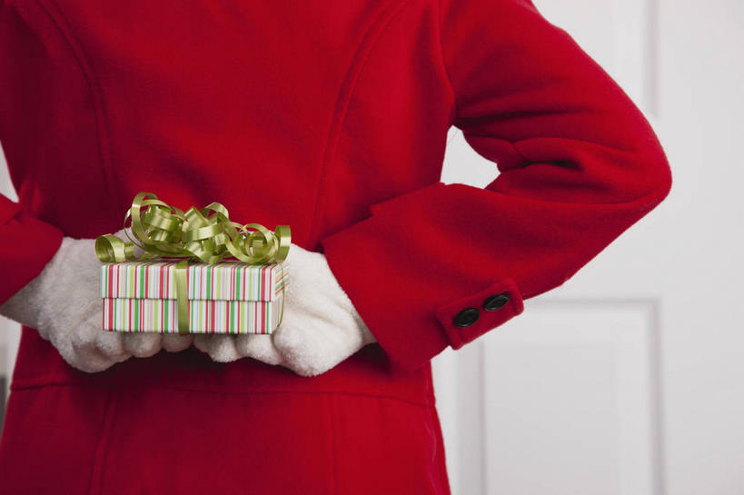 西方人,儿童,一个人,站,横图,室内,白天,纯洁,门,礼盒,礼物,欧洲,圣诞节,欧洲人,仅一个女性,仅一个人,握,服装,节日,庆祝,装饰,包装,包装纸,丝绸,丝带,纸,纸盒,缎带,纸张,拿,拿着,休闲装,文化,绸带,盒子,小孩,背面,衣服,红色,绿色,包装盒,手套,礼品盒,门框,站着,仅一个小孩,庆典,休闲,温暖,休闲服,可爱,童年,童趣,握着,服饰,礼品,纪念,保暖,华丽,点缀,包装材料,牛皮纸,御寒,童真,烂漫,无邪,背手,衬托,美观,雅致,雅观,天真,女孩,女人,女性,白种人,孩子,站立,半身,彩图,女生