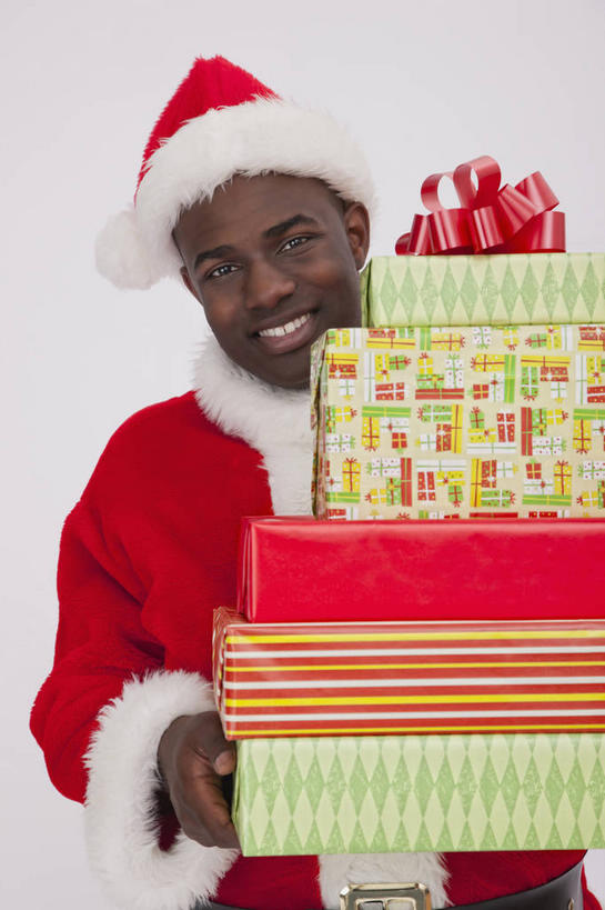 西方人,一个人,站,捧,笑,微笑,露齿笑,竖图,室内,白天,正面,民族服装,礼盒,礼物,帽子,欧洲,非洲,圣诞节,黑人,欧洲人,仅一个男性,仅一个人,一堆,许多,堆叠,堆积,服装,节日,庆祝,装饰,包装,包装纸,丝绸,丝带,纸,纸盒,墙,缎带,纸张,很多,注视,文化,墙壁,墙面,绸带,盒子,仅一个年轻男性,衣服,红色,白色,包装盒,礼品盒,观察,看,站着,庆典,圣诞帽,服饰,礼品,观看,纪念,堆,华丽,修饰,点缀,察看,包装材料,牛皮纸,衣着,穿着,关注,衬托,美观,雅致,雅观,棉帽,衣饰,男人,男性,年轻男性,非洲人,端,端着,捧着,手捧,站立,半身,彩图,传统服装,民俗服