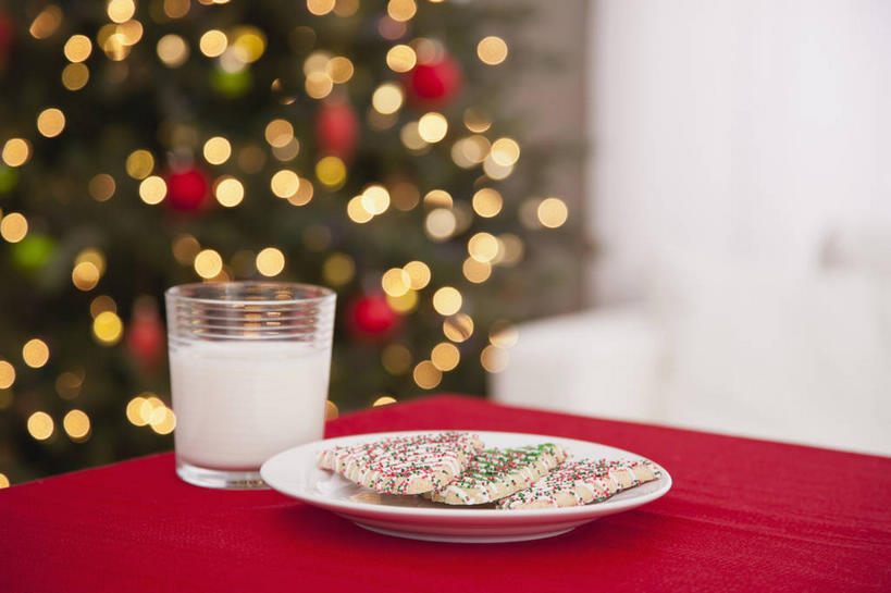 点心,牛奶,无人,横图,室内,特写,白天,正面,植物,餐桌,桌子,杯子,餐具,照明,圣诞节,阴影,节日,朦胧,模糊,庆祝,装饰,光线,布料,彩灯,碟子,挂饰,盘,影子,灯光,食品,圣诞树,圣诞球,饮品,曲奇,营养,布纹,文化,玻璃制品,灯,球,桌布,树,树木,食物,饮料,一个,绿色,自然,盘子,餐巾,水杯,灯具,碟,台布,饼干,零食,庆典,球体,花灯,生长,单个,成长,餐台,纪念,华丽,修饰,照亮,点缀,乳制品,照明设备,奶,牛乳,曲奇饼,圣诞灯,曲奇饼干,衬托,美观,雅致,雅观,安神,玻璃杯,餐桌布,彩图