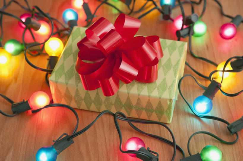 无人,横图,俯视,彩色,室内,特写,白天,餐桌,桌子,礼盒,礼物,照明,圣诞节,阴影,节日,朦胧,模糊,庆祝,装饰,光线,包装,包装纸,彩灯,丝绸,丝带,影子,纸,纸盒,灯光,缎带,纸张,文化,绸带,灯,盒子,一个,包装盒,礼品盒,灯具,庆典,花灯,礼品,单个,餐台,纪念,五颜六色,华丽,修饰,照亮,色彩斑斓,点缀,包装材料,牛皮纸,照明设备,五彩缤纷,圣诞灯,衬托,美观,雅致,雅观,五彩斑斓,五光十色,彩图,高角度拍摄