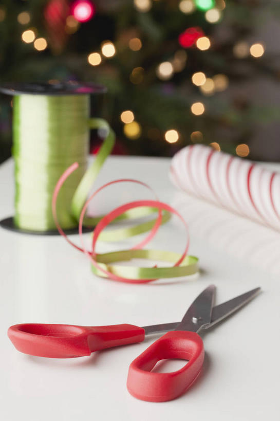 无人,竖图,室内,特写,白天,正面,植物,照明,圣诞节,修剪,阴影,节日,朦胧,模糊,庆祝,装饰,光线,包装,包装纸,彩灯,工具,挂饰,剪刀,丝绸,丝带,影子,纸,灯光,圣诞树,缎带,圣诞球,纸张,文化,绸带,灯,球,树,树木,绿色,自然,灯具,庆典,球体,花灯,生长,成长,纪念,裁剪,华丽,修饰,照亮,点缀,剪子,包装材料,剪裁,切割,牛皮纸,照明设备,圣诞灯,衬托,美观,雅致,雅观,彩图