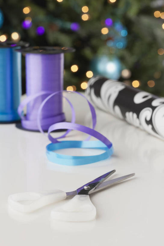 无人,竖图,室内,特写,白天,正面,植物,照明,圣诞节,修剪,阴影,节日,朦胧,模糊,庆祝,装饰,光线,包装,包装纸,彩灯,工具,挂饰,剪刀,丝绸,丝带,影子,纸,灯光,圣诞树,缎带,圣诞球,纸张,文化,绸带,灯,球,树,树木,蓝色,绿色,紫色,自然,灯具,庆典,球体,花灯,生长,成长,纪念,裁剪,华丽,修饰,照亮,点缀,剪子,包装材料,剪裁,切割,牛皮纸,照明设备,圣诞灯,衬托,美观,雅致,雅观,彩图