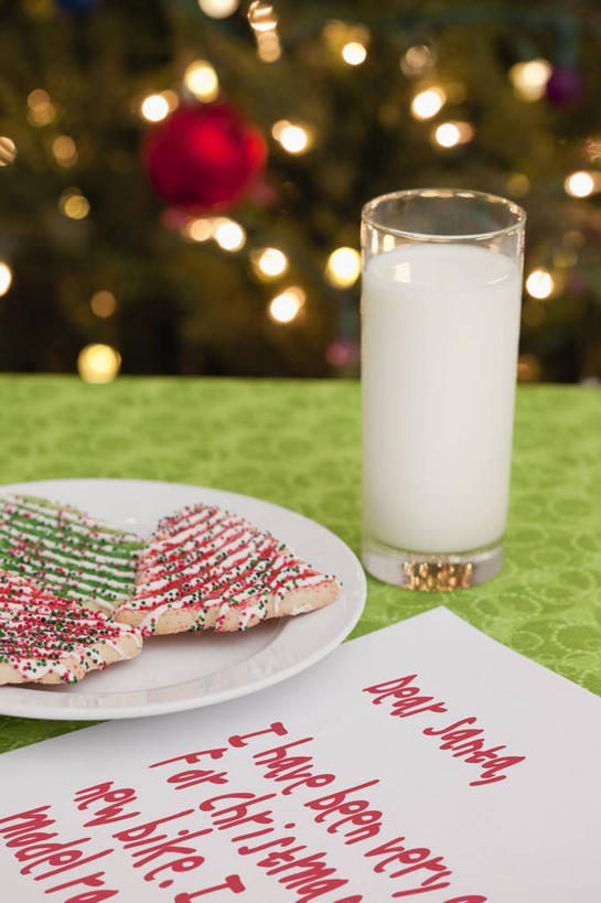 点心,牛奶,无人,竖图,室内,特写,白天,正面,植物,餐桌,桌子,杯子,餐具,照明,圣诞节,阴影,节日,朦胧,模糊,庆祝,装饰,传递,光线,信息,英文,标志,彩灯,碟子,挂饰,盘,文字,影子,邮件,字符,字母,灯光,食品,圣诞树,圣诞球,饮品,曲奇,联系,营养,文化,标识,玻璃制品,灯,球,树,树木,食物,饮料,一个,绿色,自然,盘子,水杯,灯具,碟,饼干,零食,庆典,球体,联络,邮递,通信,花灯,生长,单个,成长,餐台,信件,纪念,英文字母,华丽,修饰,照亮,点缀,乳制品,照明设备,奶,牛乳,邮政,曲奇饼,圣诞灯,曲奇饼干,衬托,美观,雅致,雅观,安神,玻璃杯,彩图