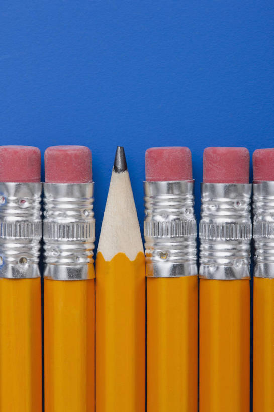 无人,竖图,俯视,室内,特写,白天,静物,一排,许多,阴影,蓝色背景,整齐,反射,笔,影子,办公用品,很多,文具,排列,黄色,红色,铅笔,橡皮,学习用品,摄影,影棚,文具用品,橡皮擦,锋利,尖锐,队列,尖利,犀利,彩图,高角度拍摄,影棚拍摄,拍摄