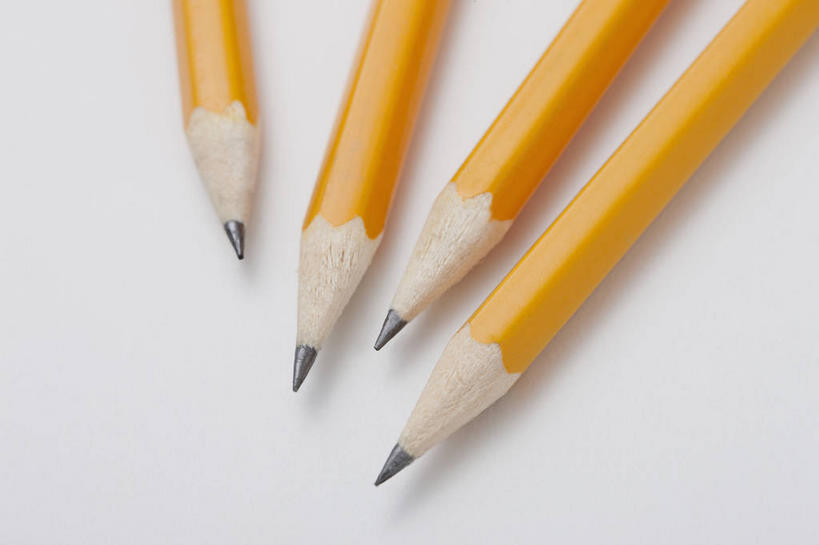 无人,横图,俯视,室内,特写,白天,白色背景,静物,一排,阴影,整齐,反射,笔,影子,办公用品,文具,排列,黄色,铅笔,学习用品,四支,摄影,影棚,文具用品,锋利,尖锐,队列,尖利,犀利,彩图,高角度拍摄,影棚拍摄,拍摄