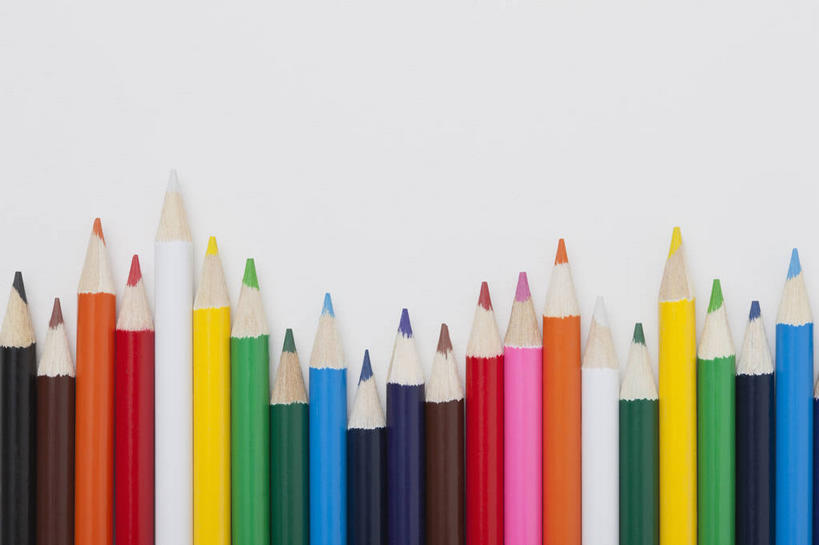 无人,横图,俯视,彩色,室内,特写,白天,白色背景,静物,一排,许多,阴影,整齐,反射,笔,影子,办公用品,很多,文具,排列,铅笔,学习用品,摄影,影棚,五颜六色,文具用品,色彩斑斓,锋利,尖锐,队列,五彩缤纷,尖利,五彩斑斓,犀利,五光十色,彩图,高角度拍摄,影棚拍摄,拍摄,彩色铅笔