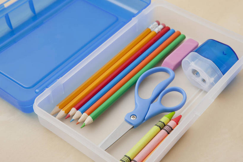 无人,横图,俯视,彩色,室内,特写,白天,桌子,静物,许多,修剪,阴影,反射,笔,工具,剪刀,蜡笔,影子,塑料,办公用品,很多,书桌,盒子,文具,一个,课桌,铅笔,容器,塑料制品,学习用品,单个,储藏,五颜六色,裁剪,文具用品,色彩斑斓,剪子,卷笔刀,剪裁,切割,储存,五彩缤纷,削笔刀,削笔机,五彩斑斓,五光十色,彩图,高角度拍摄,贮存