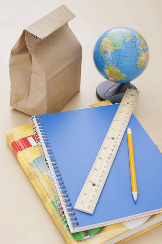 无人,竖图,俯视,室内,特写,白天,仪器,海洋,桌子,静物,袋子,地图,阴影,不锈钢,反射,网格,测量,笔,不锈钢制品,地球仪,线条,影子,纸袋,刻度,世界地图,地球,陆地,办公用品,记事本,全球,书桌,球,文具,本子,笔记本,尺,经纬线,课桌,模型,铅笔,容器,学习用品,直尺,球体,地理,国家,储藏,钢尺,测量工具,文具用品,一支,大陆,尺子,衡量,世界,绘图,储存,纬线,版图,比例,经线,测绘,经纬仪,地理学,量具,量仪,标度,彩图,高角度拍摄,贮存,大洋,大洲