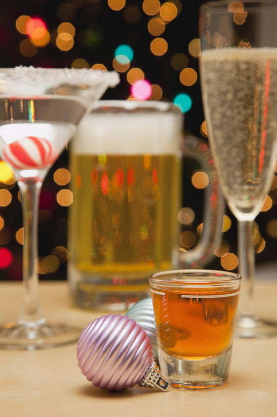 啤酒,葡萄酒,无人,竖图,室内,特写,夜晚,正面,奢侈,快乐,餐桌,桌子,杯子,照明,圣诞节,阴影,节日,朦胧,模糊,庆祝,装饰,光线,彩灯,高脚杯,挂饰,影子,灯光,圣诞球,白葡萄酒,四杯,浪漫,文化,玻璃制品,灯,酒,球,饮料,酒杯,啤酒杯,灯具,香槟,鸡尾酒,四个,庆典,球体,诱惑,调酒,花灯,餐台,纪念,华丽,修饰,照亮,点缀,创造,照明设备,想象,香槟杯,马提尼,马提尼酒,衬托,美观,雅致,雅观,气泡酒,起泡酒,汽酒,鸡尾酒杯,玻璃杯,彩图,高兴,欢笑