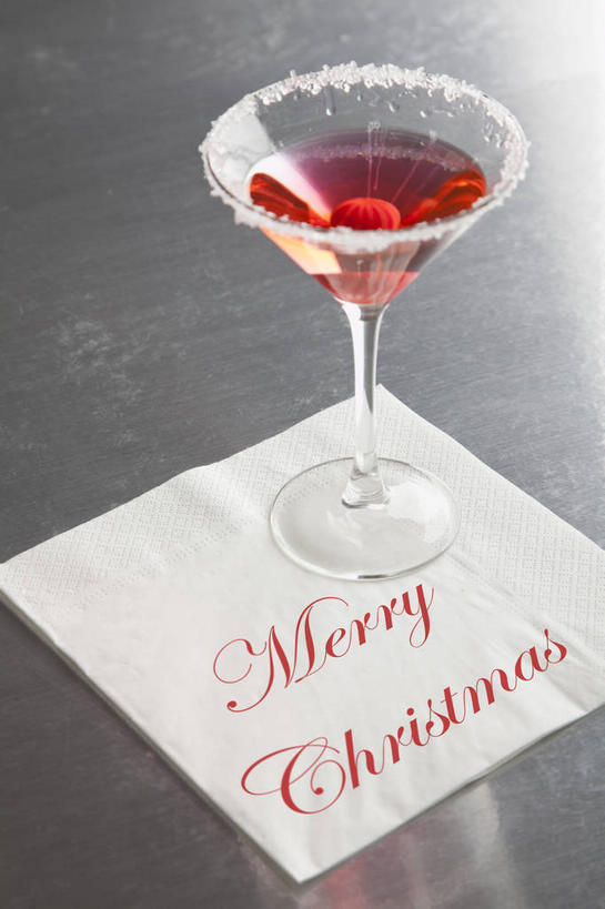 无人,竖图,俯视,室内,特写,白天,餐桌,桌子,杯子,圣诞节,阴影,节日,庆祝,反射,英文,标志,高脚杯,文字,影子,字符,字母,贺卡,酒类,一杯,祝福,文化,标识,玻璃制品,酒,饮料,一个,红色,酒杯,卡片,鸡尾酒,庆典,调酒,单个,餐台,纪念,英文字母,创造,礼仪,想象,祝愿,马提尼,马提尼酒,鸡尾酒杯,玻璃杯,彩图,高角度拍摄