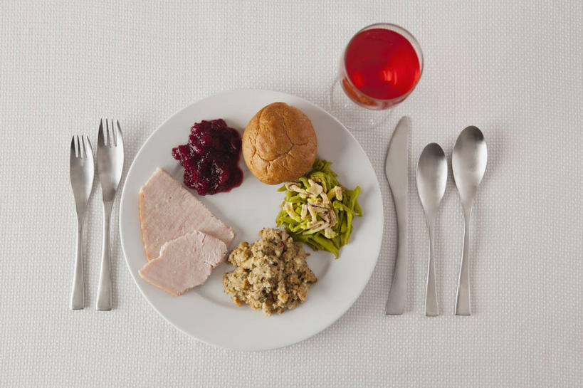 点心,面包,红酒,葡萄酒,无人,横图,俯视,室内,特写,白天,白色背景,餐桌,桌子,蔬菜,杯子,餐具,一排,许多,阴影,新鲜,整齐,并列,并排,反射,叉子,刀叉,刀子,碟子,高脚杯,盘,影子,勺子,生食,蔬菜沙拉,沙拉,食品,面点,红酒杯,酒类,很多,一杯,色拉,沙律,玻璃制品,酒,食物,糕点,饮料,排列,盘子,酒杯,调羹,碟,汤匙,红葡萄酒,摄影,有机食品,绿色食品,影棚,餐台,色拉酱,葡萄酒杯,队列,餐刀,千岛酱,平行,餐叉,玻璃杯,进餐用具,彩图,高角度拍摄,影棚拍摄,拍摄