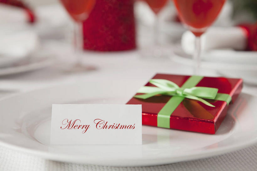 红酒,葡萄酒,无人,横图,俯视,室内,特写,白天,餐桌,桌子,杯子,餐具,礼盒,礼物,圣诞节,许多,阴影,节日,朦胧,模糊,庆祝,反射,英文,标志,布料,碟子,高脚杯,盘,丝绸,丝带,文字,影子,纸盒,字符,字母,缎带,红酒杯,酒类,很多,布纹,文化,标识,玻璃制品,绸带,盒子,酒,桌布,饮料,包装盒,盘子,餐巾,酒杯,礼品盒,碟,台布,庆典,红葡萄酒,礼品,餐台,纪念,英文字母,葡萄酒杯,玻璃杯,餐桌布,彩图,高角度拍摄