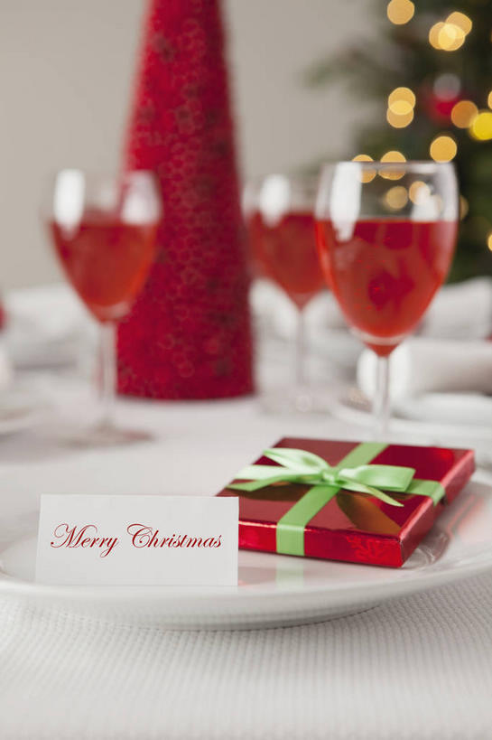 红酒,葡萄酒,无人,竖图,室内,白天,正面,植物,餐桌,桌子,杯子,餐具,礼盒,礼物,照明,圣诞节,许多,阴影,节日,朦胧,模糊,庆祝,装饰,光线,布料,彩灯,叉子,刀叉,刀子,碟子,高脚杯,挂饰,盘,影子,纸盒,陶瓷,灯光,圣诞树,圣诞球,陶瓷制品,红酒杯,酒类,很多,布纹,文化,玻璃制品,灯,盒子,酒,球,桌布,树,树木,饮料,绿色,自然,包装盒,盘子,餐巾,酒杯,容器,礼品盒,灯具,碟,台布,碗,庆典,球体,红葡萄酒,花灯,礼品,生长,成长,餐台,纪念,储藏,华丽,修饰,照亮,点缀,葡萄酒杯,照明设备,储存,餐刀,圣诞灯,餐叉,衬托,美观,雅致,雅观,保洁方巾,口布,玻璃杯,进餐用具,餐桌布,彩图,贮存