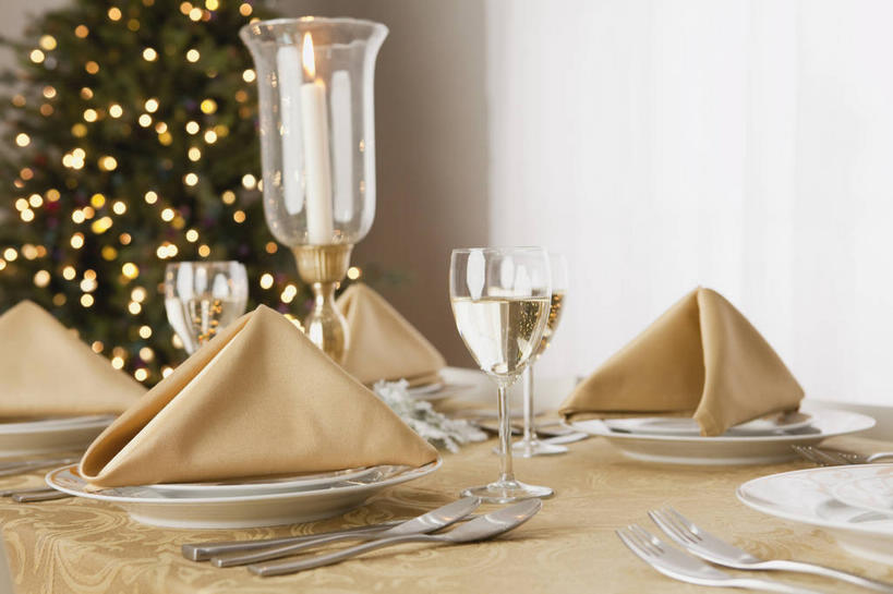 红酒,葡萄酒,无人,横图,室内,白天,正面,植物,餐桌,窗户,桌子,杯子,餐具,照明,圣诞节,许多,阴影,节日,朦胧,模糊,庆祝,光线,布料,彩灯,叉子,刀叉,刀子,碟子,高脚杯,盘,影子,墙,灯光,圣诞树,红酒杯,白葡萄酒,酒类,很多,布纹,文化,玻璃窗,墙壁,墙面,玻璃制品,灯,酒,桌布,树,树木,饮料,绿色,自然,盘子,餐巾,酒杯,灯具,碟,台布,庆典,花灯,生长,成长,餐台,纪念,照亮,葡萄酒杯,照明设备,餐刀,圣诞灯,餐叉,保洁方巾,口布,玻璃杯,进餐用具,餐桌布,彩图