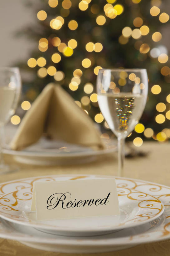 红酒,葡萄酒,无人,竖图,室内,白天,正面,植物,餐桌,桌子,杯子,餐具,照明,圣诞节,许多,阴影,节日,朦胧,模糊,庆祝,光线,英文,标志,布料,彩灯,叉子,刀叉,刀子,碟子,高脚杯,盘,文字,影子,字符,字母,灯光,圣诞树,红酒杯,白葡萄酒,酒类,很多,布纹,文化,标识,玻璃制品,灯,酒,桌布,树,树木,饮料,绿色,自然,盘子,餐巾,酒杯,灯具,碟,台布,庆典,花灯,生长,成长,餐台,纪念,英文字母,照亮,葡萄酒杯,照明设备,餐刀,圣诞灯,餐叉,保洁方巾,口布,玻璃杯,进餐用具,餐桌布,彩图