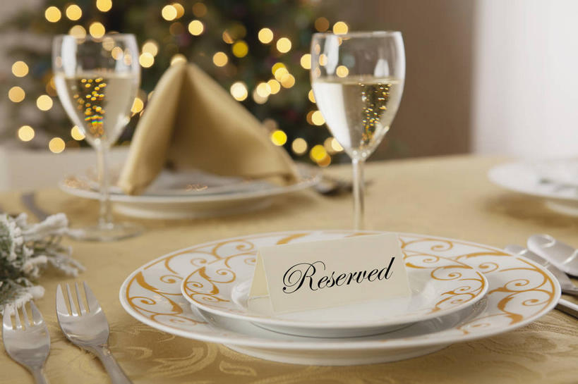 红酒,葡萄酒,无人,横图,室内,白天,正面,植物,餐桌,桌子,杯子,餐具,照明,圣诞节,许多,阴影,节日,朦胧,模糊,庆祝,光线,英文,标志,布料,彩灯,叉子,刀叉,刀子,碟子,高脚杯,盘,文字,影子,字符,字母,灯光,圣诞树,红酒杯,白葡萄酒,酒类,很多,布纹,文化,标识,玻璃制品,灯,酒,桌布,树,树木,饮料,绿色,自然,盘子,餐巾,酒杯,灯具,碟,台布,庆典,花灯,生长,成长,餐台,纪念,英文字母,照亮,葡萄酒杯,照明设备,餐刀,圣诞灯,餐叉,保洁方巾,口布,玻璃杯,进餐用具,餐桌布,彩图