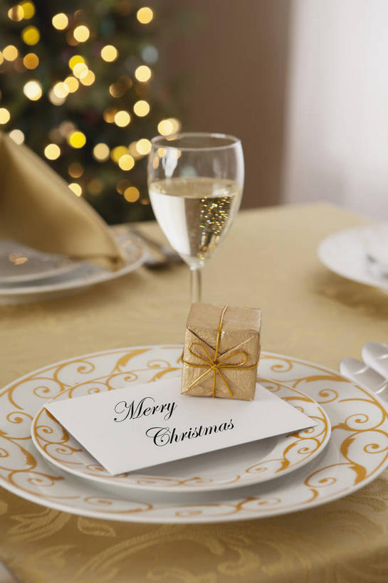 红酒,葡萄酒,无人,竖图,俯视,室内,白天,植物,餐桌,桌子,杯子,餐具,礼盒,礼物,照明,圣诞节,许多,阴影,节日,朦胧,模糊,庆祝,光线,英文,标志,布料,彩灯,叉子,刀叉,刀子,碟子,高脚杯,盘,文字,影子,纸盒,字符,字母,灯光,圣诞树,红酒杯,白葡萄酒,酒类,很多,布纹,文化,标识,玻璃制品,灯,盒子,酒,桌布,树,树木,饮料,绿色,自然,包装盒,盘子,餐巾,酒杯,礼品盒,灯具,碟,台布,庆典,花灯,礼品,生长,成长,餐台,纪念,英文字母,照亮,葡萄酒杯,照明设备,餐刀,圣诞灯,餐叉,保洁方巾,口布,玻璃杯,进餐用具,餐桌布,彩图,高角度拍摄