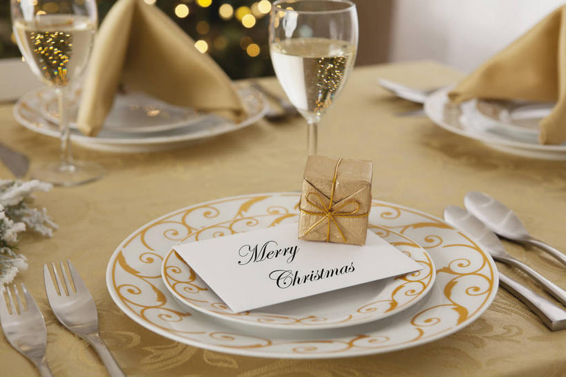 红酒,葡萄酒,无人,横图,俯视,室内,白天,植物,餐桌,桌子,杯子,餐具,礼盒,礼物,照明,圣诞节,许多,阴影,节日,朦胧,模糊,庆祝,光线,英文,标志,布料,彩灯,叉子,刀叉,刀子,碟子,高脚杯,盘,文字,影子,纸盒,字符,字母,灯光,圣诞树,红酒杯,白葡萄酒,酒类,很多,布纹,文化,标识,玻璃制品,灯,盒子,酒,桌布,树,树木,饮料,绿色,自然,包装盒,盘子,餐巾,酒杯,礼品盒,灯具,碟,台布,庆典,花灯,礼品,生长,成长,餐台,纪念,英文字母,照亮,葡萄酒杯,照明设备,餐刀,圣诞灯,餐叉,保洁方巾,口布,玻璃杯,进餐用具,餐桌布,彩图,高角度拍摄