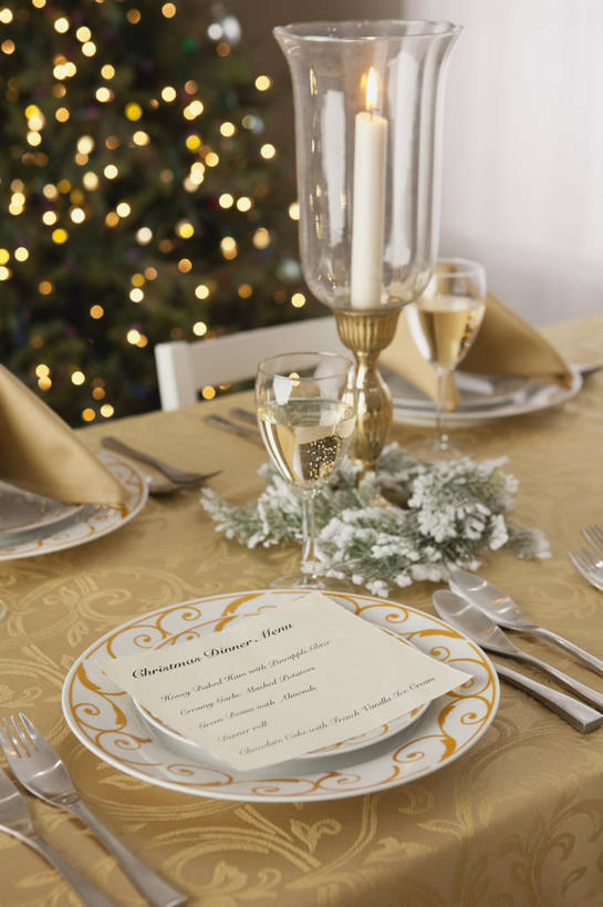 红酒,葡萄酒,无人,竖图,俯视,室内,白天,植物,餐桌,桌子,杯子,餐具,照明,圣诞节,许多,阴影,节日,朦胧,模糊,庆祝,光线,英文,标志,布料,彩灯,叉子,刀叉,刀子,碟子,高脚杯,盘,文字,影子,字符,字母,灯光,圣诞树,红酒杯,白葡萄酒,酒类,很多,布纹,文化,标识,玻璃制品,灯,酒,桌布,树,树木,饮料,绿色,自然,盘子,餐巾,酒杯,灯具,碟,台布,庆典,花灯,生长,成长,餐台,纪念,英文字母,照亮,葡萄酒杯,照明设备,餐刀,圣诞灯,餐叉,保洁方巾,口布,玻璃杯,进餐用具,餐桌布,彩图,高角度拍摄