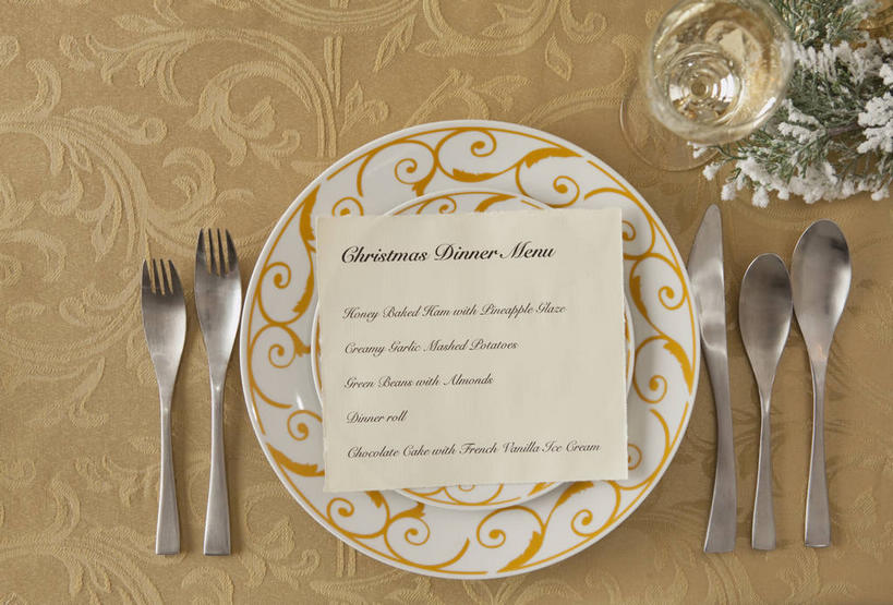 红酒,葡萄酒,无人,横图,俯视,室内,特写,白天,餐桌,桌子,杯子,餐具,圣诞节,一排,许多,阴影,节日,庆祝,整齐,并列,并排,反射,传递,信息,英文,标志,布料,叉子,刀叉,刀子,碟子,高脚杯,盘,文字,影子,邮件,字符,勺子,字母,红酒杯,白葡萄酒,酒类,很多,一杯,联系,布纹,文化,标识,玻璃制品,酒,桌布,饮料,排列,盘子,餐巾,酒杯,调羹,碟,台布,汤匙,庆典,联络,邮递,通信,餐台,信件,纪念,英文字母,葡萄酒杯,队列,餐刀,平行,邮政,餐叉,玻璃杯,进餐用具,餐桌布,彩图,高角度拍摄