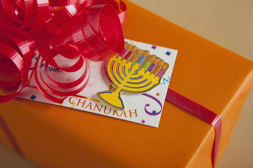 无人,横图,俯视,室内,特写,白天,静物,礼盒,礼物,阴影,装饰,反射,英文,标志,丝绸,丝带,文字,影子,纸盒,字符,字母,缎带,贺卡,祝福,文化,标识,绸带,盒子,一个,红色,包装盒,卡片,礼品盒,礼品,单个,英文字母,华丽,修饰,点缀,礼仪,祝愿,衬托,美观,雅致,雅观,彩图,高角度拍摄