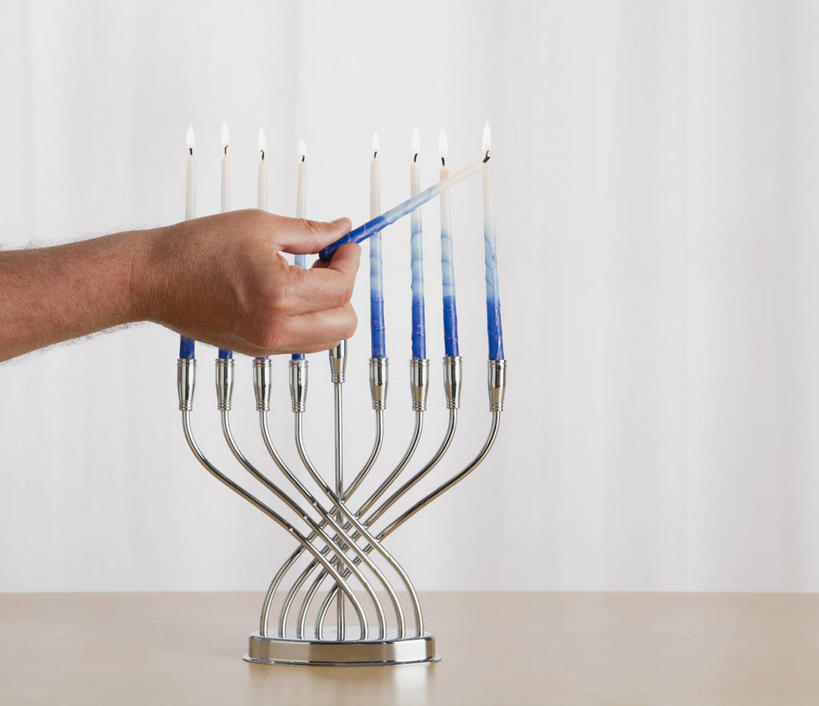 西方人,手,一个人,横图,室内,特写,白天,正面,蜡烛,欧洲,欧洲人,仅一个男性,仅一个人,仅一个中年男性,一排,许多,握,阴影,整齐,光线,火焰,影子,烛光,烛台,很多,燃烧,拿,拿着,排列,点燃,手部,握着,单手,队列,犹太教灯台,犹太教九灯烛台,再献圣殿节灯台,男人,男性,中年男性,白种人,半身,彩图