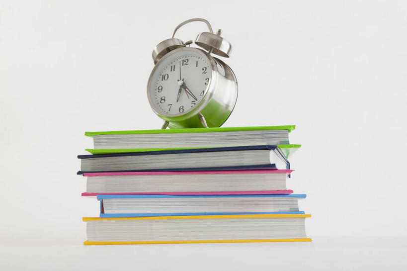 无人,横图,室内,特写,白天,白色背景,正面,静物,书籍,闹钟,一排,许多,整齐,时间,标志,时钟,数字,文字,字符,指针,很多,计时,标识,排列,一个,钟表,表,时针,摄影,阿拉伯数字,影棚,单个,堆,分针,队列,书,图书,钟,彩图,影棚拍摄,拍摄