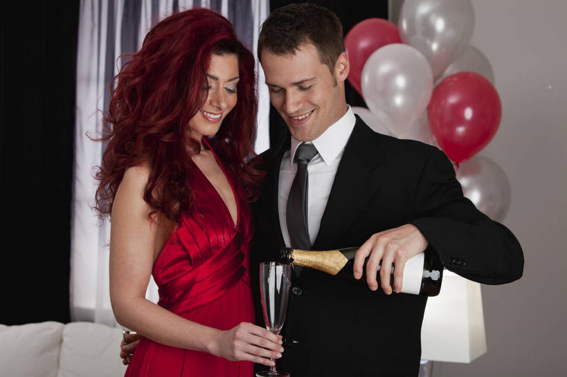 葡萄酒,西方人,两个人,家庭,夫妻,站,笑,微笑,露齿笑,横图,室内,夜晚,正面,衬衫,裙子,西装,爱情,奢侈,快乐,窗帘,杯子,欧洲,欧洲人,倒,握,连衣裙,套装,正装,装饰,高脚杯,塑料,领带,浪漫,拿,红酒瓶,拿着,注视,职业装,玻璃制品,酒,酒瓶,饮料,红色,帘子,玻璃瓶,酒杯,瓶子,气球,塑料制品,香槟,观察,看,站着,温暖,温馨,一家人,遮阳,橡胶,恩爱,诱惑,握着,恋人,观看,华丽,修饰,点缀,和睦,察看,象征,庄重,葡萄酒瓶,关注,身份,香槟杯,橡胶制品,衬托,美观,雅致,雅观,正式,地位,气泡酒,起泡酒,汽酒,男人,男性,年轻男性,女人,女性,中年女性,白种人,夫妇,情侣,玻璃杯,站立,半身,彩图,衬衣,高兴,欢笑,伴侣,融洽