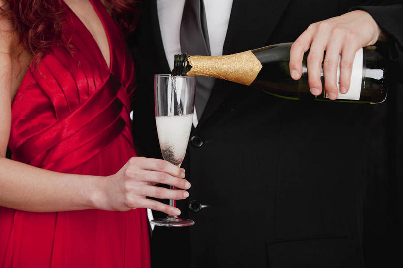 葡萄酒,西方人,手,两个人,家庭,夫妻,站,横图,室内,特写,夜晚,正面,衬衫,裙子,西装,爱情,奢侈,快乐,杯子,欧洲,欧洲人,倒,握,连衣裙,套装,正装,高脚杯,领带,浪漫,拿,红酒瓶,拿着,职业装,玻璃制品,酒,酒瓶,饮料,红色,玻璃瓶,酒杯,瓶子,香槟,站着,温暖,温馨,一家人,手部,恩爱,诱惑,握着,恋人,和睦,象征,庄重,葡萄酒瓶,身份,香槟杯,正式,地位,气泡酒,起泡酒,汽酒,男人,男性,年轻男性,女人,女性,中年女性,白种人,夫妇,情侣,玻璃杯,站立,半身,彩图,衬衣,高兴,欢笑,伴侣,融洽