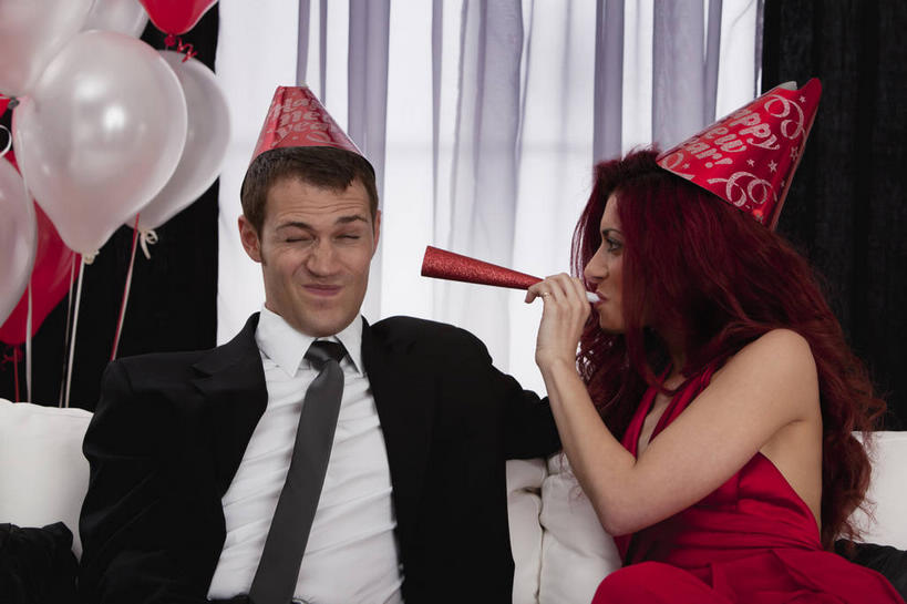 西方人,两个人,家庭,夫妻,客厅,坐,笑,微笑,横图,室内,夜晚,正面,衬衫,裙子,西装,爱情,游戏,窗帘,靠垫,沙发,帽子,玩具,欧洲,欧洲人,握,纸质,连衣裙,套装,正装,装饰,塑料,靠枕,领带,浪漫,拿,玩,拿着,注视,职业装,娱乐,生日帽,红色,帘子,气球,塑料制品,垫子,枕头,吹,观察,看,休闲,温暖,温馨,一家人,遮阳,橡胶,恩爱,握着,恋人,观看,活动,华丽,修饰,点缀,和睦,察看,小丑帽,起居室,象征,庄重,发泄,关注,消遣,智力,身份,玩具吹卷,布艺沙发,橡胶制品,三角帽,狂欢帽,派对帽,聚会帽,纸帽,宣泄,衬托,美观,雅致,雅观,正式,地位,客堂,吹卷,男人,男性,年轻男性,女人,女性,中年女性,白种人,夫妇,情侣,玩耍,嬉戏,坐着,半身,彩图,衬衣,伴侣,融洽