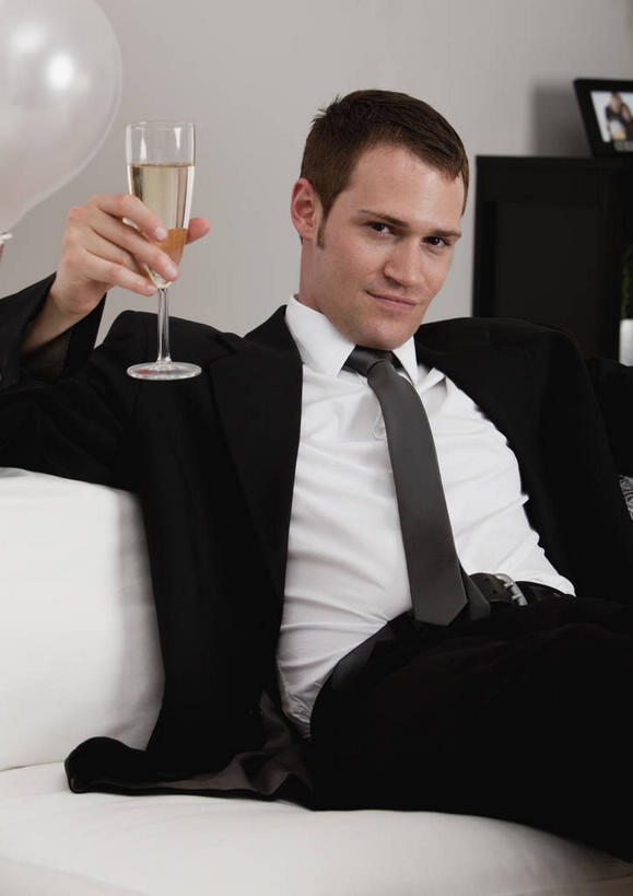 葡萄酒,西方人,一个人,客厅,坐,笑,微笑,竖图,室内,夜晚,正面,衬衫,西装,奢侈,快乐,沙发,杯子,欧洲,欧洲人,仅一个男性,仅一个人,握,套装,正装,高脚杯,领带,浪漫,拿,拿着,注视,职业装,玻璃制品,酒,饮料,仅一个年轻男性,一个,酒杯,香槟,观察,看,诱惑,握着,单个,观看,察看,起居室,象征,庄重,关注,身份,布艺沙发,香槟杯,正式,地位,气泡酒,起泡酒,汽酒,客堂,男人,男性,年轻男性,白种人,玻璃杯,坐着,半身,彩图,衬衣,高兴,欢笑