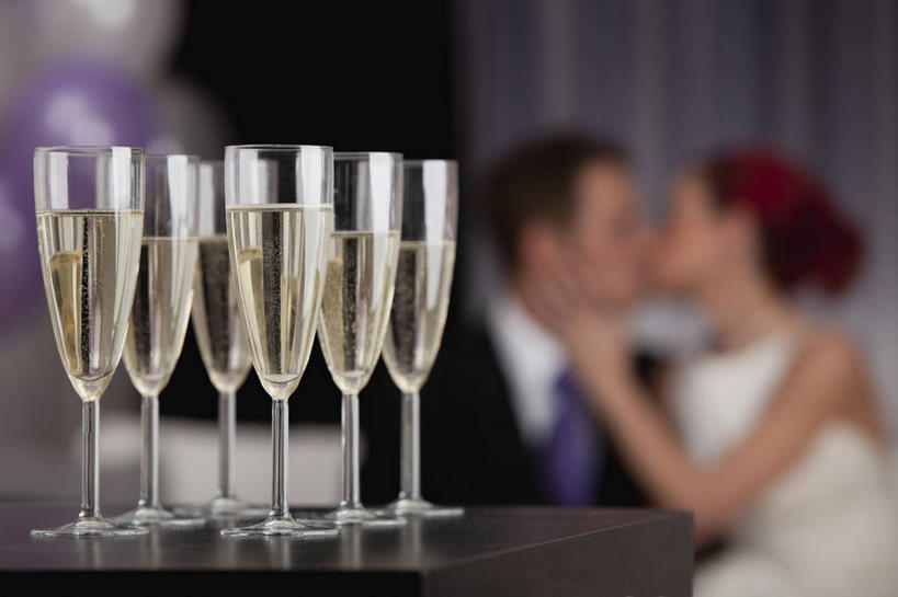 葡萄酒,西方人,两个人,家庭,夫妻,坐,吻,横图,室内,夜晚,正面,衬衫,裙子,西装,爱情,奢侈,快乐,桌面,桌子,杯子,欧洲,欧洲人,阴影,连衣裙,套装,正装,朦胧,模糊,装饰,反射,木制,高脚杯,影子,塑料,领带,浪漫,职业装,玻璃制品,酒,饮料,酒杯,木制品,气球,塑料制品,香槟,温暖,温馨,一家人,橡胶,恩爱,诱惑,恋人,华丽,修饰,点缀,和睦,象征,庄重,身份,香槟杯,橡胶制品,衬托,美观,雅致,雅观,正式,地位,气泡酒,起泡酒,汽酒,男人,男性,年轻男性,女人,女性,中年女性,白种人,夫妇,情侣,玻璃杯,接吻,亲,亲吻,亲嘴,坐着,半身,彩图,衬衣,高兴,欢笑,伴侣,融洽