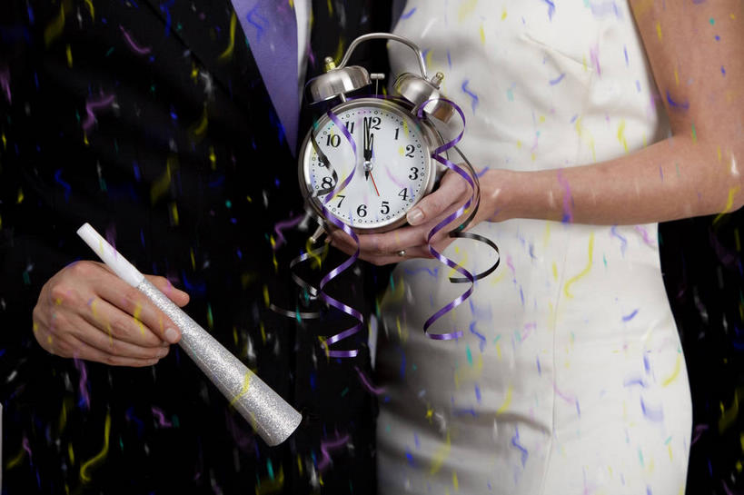 西方人,手,两个人,家庭,夫妻,站,横图,彩色,室内,特写,夜晚,正面,衬衫,裙子,西装,爱情,闹钟,欧洲,欧洲人,握,连衣裙,套装,正装,朦胧,模糊,装饰,时间,标志,时钟,数字,文字,字符,领带,纸屑,指针,浪漫,拿,计时,拿着,职业装,标识,一个,钟表,站着,温暖,温馨,一家人,手部,表,时针,恩爱,握着,恋人,阿拉伯数字,单个,五颜六色,华丽,修饰,碎纸,点缀,和睦,分针,象征,庄重,身份,五彩缤纷,碎纸条,衬托,美观,雅致,雅观,正式,地位,绚烂,五彩纸屑,男人,男性,年轻男性,女人,女性,中年女性,白种人,夫妇,情侣,钟,站立,半身,彩图,衬衣,伴侣,融洽