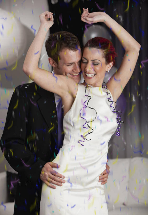 西方人,两个人,家庭,夫妻,站,举,闭眼,抱,笑,微笑,露齿笑,竖图,彩色,室内,夜晚,正面,衬衫,裙子,西装,爱情,跳舞,欧洲,欧洲人,连衣裙,套装,正装,装饰,塑料,领带,纸屑,浪漫,职业装,气球,塑料制品,托,站着,温暖,温馨,一家人,橡胶,恩爱,恋人,抱着,五颜六色,华丽,修饰,碎纸,点缀,和睦,搂着,象征,庄重,身份,五彩缤纷,舞姿,碎纸条,橡胶制品,衬托,美观,雅致,雅观,正式,地位,绚烂,五彩纸屑,男人,男性,年轻男性,女人,女性,中年女性,白种人,夫妇,情侣,闭眼睛,闭着眼,闭着眼睛,怀抱,举起,举手,举着,搂,搂抱,相抱,向上举,向上伸,向上托,拥抱,站立,半身,彩图,衬衣,舞蹈,伴侣,融洽