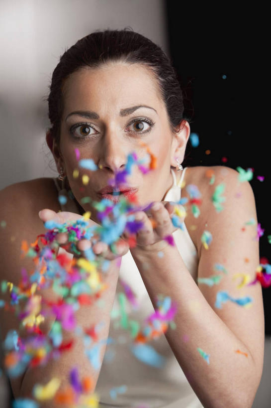 西方人,一个人,捧,竖图,彩色,室内,白天,正面,欧洲,欧洲人,仅一个女性,仅一个人,阴影,服装,朦胧,模糊,装饰,反射,影子,纸屑,注视,休闲装,衣服,吹,观察,看,仅一个中年女性,休闲,休闲服,服饰,观看,五颜六色,华丽,修饰,碎纸,点缀,察看,关注,五彩缤纷,碎纸条,衬托,美观,雅致,雅观,绚烂,五彩纸屑,女人,女性,中年女性,白种人,端,端着,捧着,手捧,半身,彩图