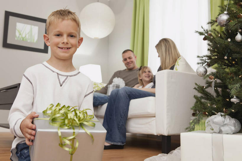 西方人,儿童,中年人,四个人,家庭,夫妻,母亲,父亲,女儿,儿子,客厅,坐,笑,微笑,露齿笑,横图,室内,白天,仰视,爱情,纯洁,植物,窗户,窗帘,地板,靠垫,沙发,台灯,礼盒,礼物,照明,欧洲,圣诞节,欧洲人,握,服装,裤子,节日,庆祝,装饰,纸盒,灯光,圣诞树,靠枕,圣诞球,地面,浪漫,拿,拿着,注视,牛仔裤,休闲装,文化,木地板,玻璃窗,灯,盒子,球,树,树木,小孩,衣服,绿色,自然,帘子,包装盒,礼品盒,灯具,垫子,枕头,观察,看,庆典,休闲,球体,温暖,温馨,父女,父子,母女,母子,一家人,休闲服,遮阳,恩爱,父爱,可爱,母爱,童年,童趣,握着,恋人,服饰,礼品,生长,成长,观看,纪念,华丽,修饰,照亮,点缀,和睦,察看,起居室,照明设备,关注,布艺沙发,童真,烂漫,无邪,衬托,美观,雅致,雅观,客堂,天真,男孩,男人,男性,年轻女性,女孩,女人,女性,中年男性,白种人,孩子,年轻人,夫妇,情侣,坐着,半身,彩图,低角度拍摄,伴侣,融洽,男生,女生