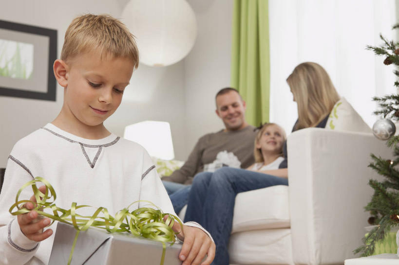 西方人,儿童,中年人,四个人,家庭,夫妻,母亲,父亲,女儿,儿子,客厅,坐,笑,微笑,露齿笑,横图,室内,白天,仰视,爱情,纯洁,植物,窗户,窗帘,靠垫,沙发,台灯,礼盒,礼物,照明,欧洲,圣诞节,欧洲人,握,服装,裤子,节日,庆祝,装饰,纸盒,灯光,圣诞树,靠枕,浪漫,拿,拿着,注视,牛仔裤,休闲装,文化,玻璃窗,灯,盒子,树,树木,小孩,衣服,绿色,自然,帘子,包装盒,礼品盒,灯具,垫子,枕头,观察,看,庆典,休闲,温暖,温馨,父女,父子,母女,母子,一家人,休闲服,遮阳,恩爱,父爱,可爱,母爱,童年,童趣,握着,恋人,服饰,礼品,生长,成长,观看,纪念,华丽,修饰,照亮,点缀,和睦,察看,起居室,照明设备,关注,布艺沙发,童真,烂漫,无邪,衬托,美观,雅致,雅观,客堂,天真,男孩,男人,男性,年轻女性,女孩,女人,女性,中年男性,白种人,孩子,年轻人,夫妇,情侣,坐着,半身,彩图,低角度拍摄,伴侣,融洽,男生,女生