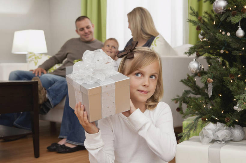 西方人,儿童,中年人,四个人,家庭,夫妻,母亲,父亲,女儿,儿子,客厅,坐,笑,微笑,露齿笑,横图,室内,白天,仰视,爱情,纯洁,植物,窗户,窗帘,地板,靠垫,沙发,台灯,礼盒,礼物,照明,欧洲,圣诞节,欧洲人,握,服装,裤子,节日,庆祝,装饰,纸盒,灯光,圣诞树,靠枕,圣诞球,地面,浪漫,拿,拿着,注视,牛仔裤,休闲装,文化,木地板,玻璃窗,灯,盒子,球,树,树木,小孩,衣服,绿色,自然,帘子,包装盒,礼品盒,灯具,垫子,枕头,观察,看,庆典,休闲,球体,温暖,温馨,父女,父子,母女,母子,一家人,休闲服,遮阳,恩爱,父爱,可爱,母爱,童年,童趣,握着,恋人,服饰,礼品,生长,成长,观看,纪念,华丽,修饰,照亮,点缀,和睦,察看,起居室,照明设备,关注,布艺沙发,童真,烂漫,无邪,衬托,美观,雅致,雅观,客堂,天真,男孩,男人,男性,年轻女性,女孩,女人,女性,中年男性,白种人,孩子,年轻人,夫妇,情侣,坐着,半身,彩图,低角度拍摄,伴侣,融洽,男生,女生